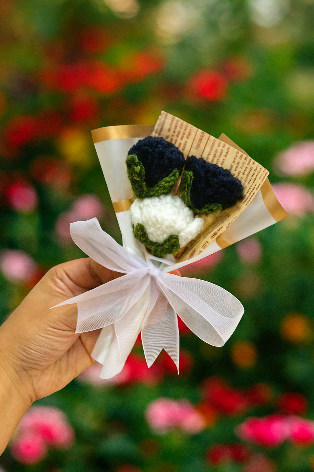 Black & White Mini Rose Bouquet